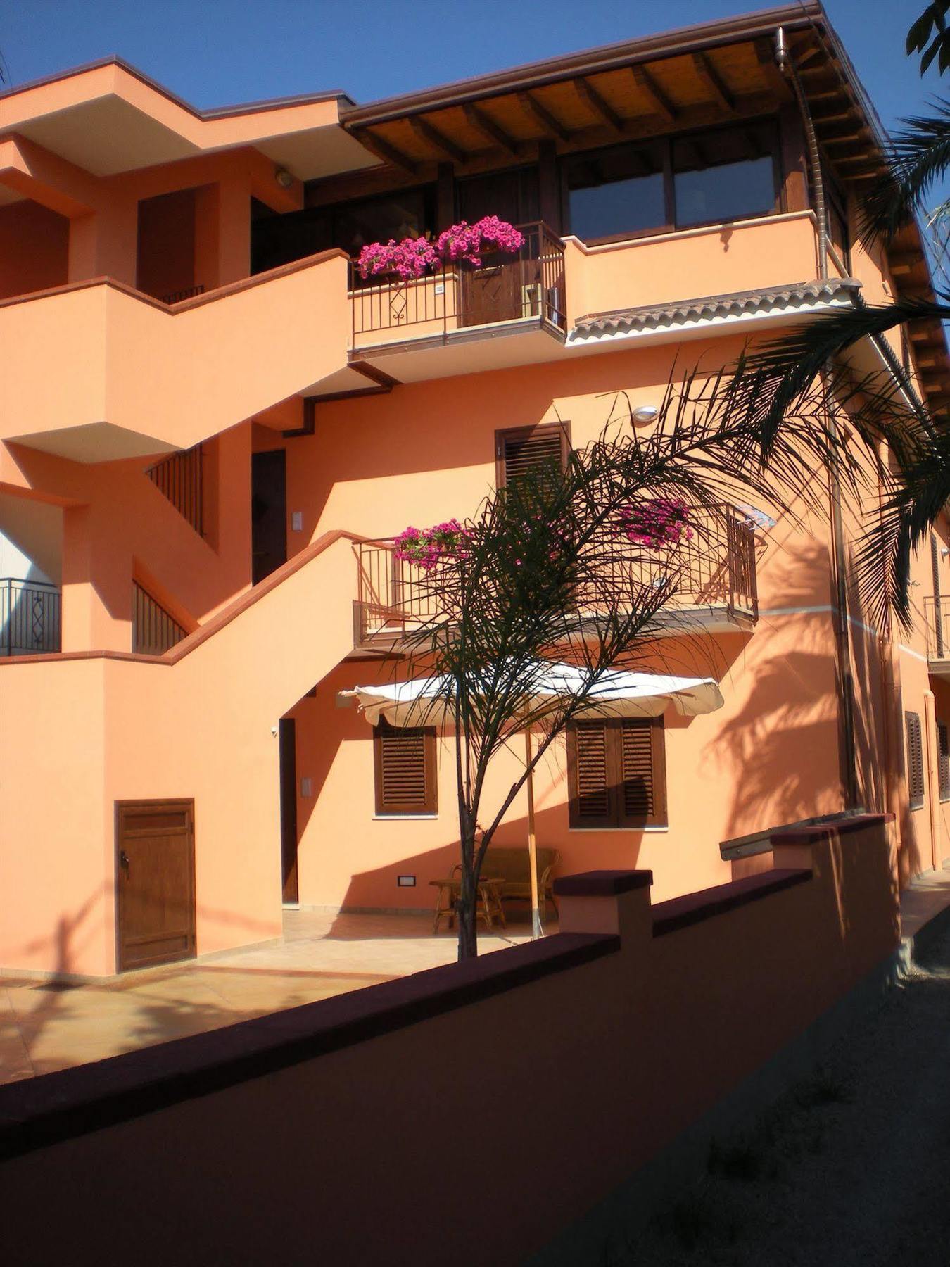 B&B Il Girasole Capo dʼOrlando Exteriör bild